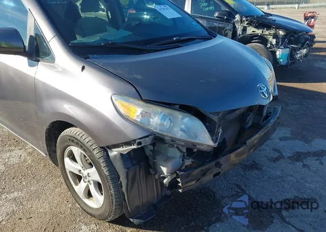 2014 Toyota Sienna Le V6 8 Passenger z USA, uszkodzony, nr VIN 5TDKK3DC7ES444912